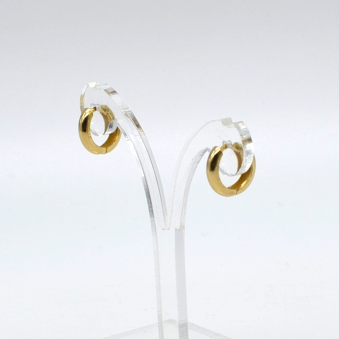 SCROUPLES. DESIGNEROHRRINGE AUS VERGOLDETEM STERLINGSILBER, KREOLEN, DÄNEMARK, ZEITGENÖSSISCH.