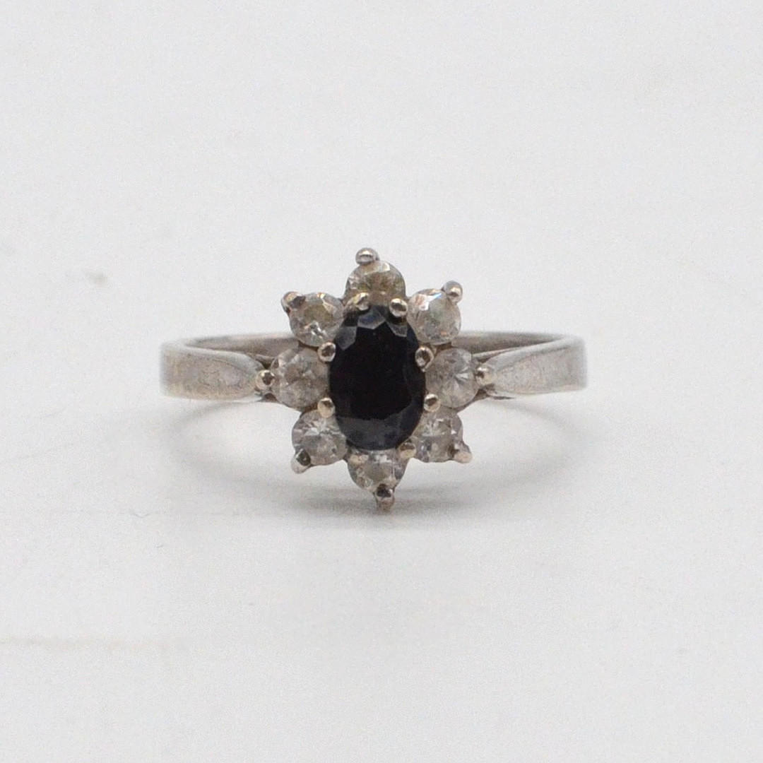 HERMAN SIERSBØL. DESIGNERRING MIT SAPHIR IM OVALSCHLIFF, FASSUNG AUS STERLINGSILBER, MIT 8X ZIRKONIA IM RUNDSCHLIFF, VINTAGE.