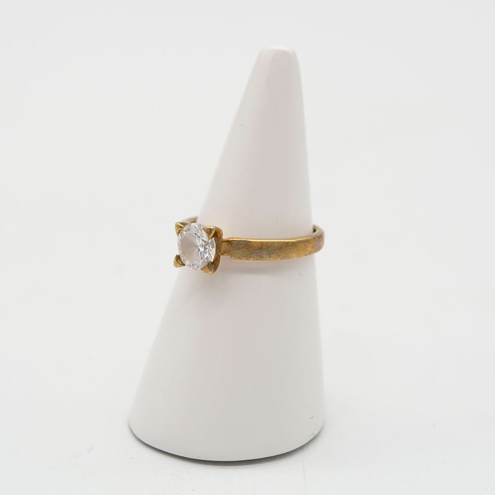 JENS AAGAARD. DESIGNERRING AUS 8 KARAT GELBGOLD, MIT EINEM ZIRKONIA IM RUNDSCHLIFF, DÄNEMARK, VINTAGE.
