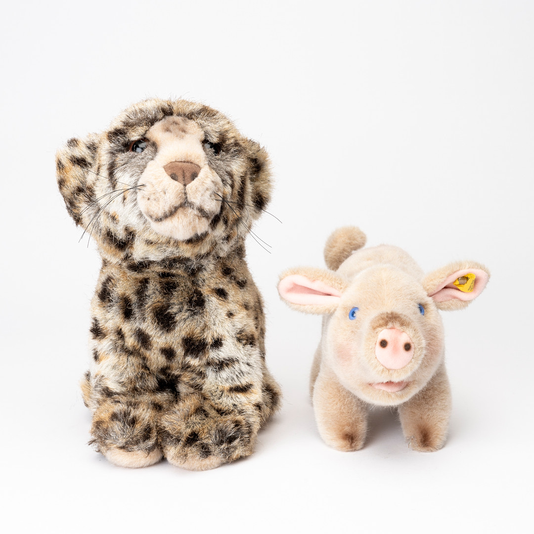STEIFF, 2 st mjukdjur, Gris Jolante samt Snöleopard, 1900-/2000-tal.