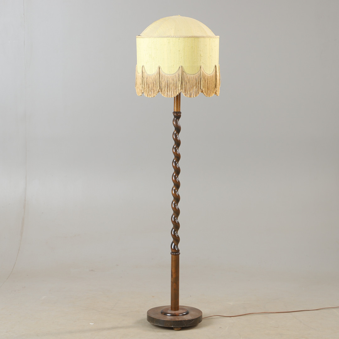GOLVLAMPA, björk, 1900-talets första hälft.