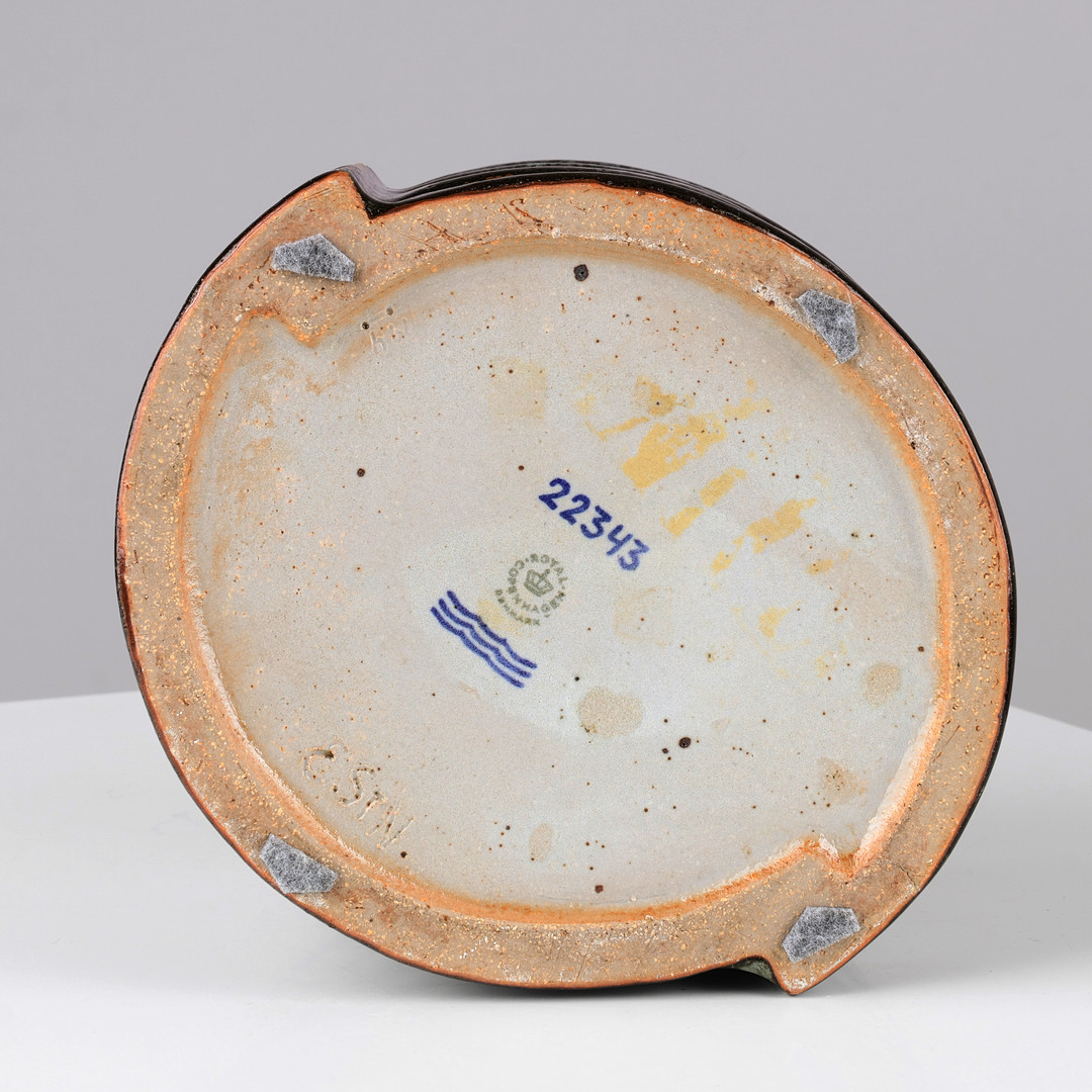 EVA STAEHR-NIELSEN. Cylinderformet stentøjskrukke i Sommerfugleglasur, modelnr. 22343, Royal Copenhagen, Danmark, formgivet i 1969.