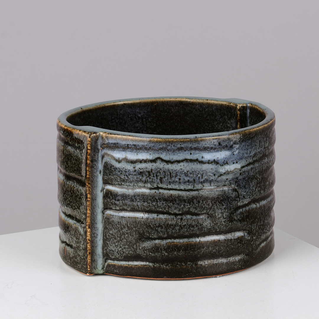 EVA STAEHR-NIELSEN. Cylinderformet stentøjskrukke i Sommerfugleglasur, modelnr. 22343, Royal Copenhagen, Danmark, formgivet i 1969.