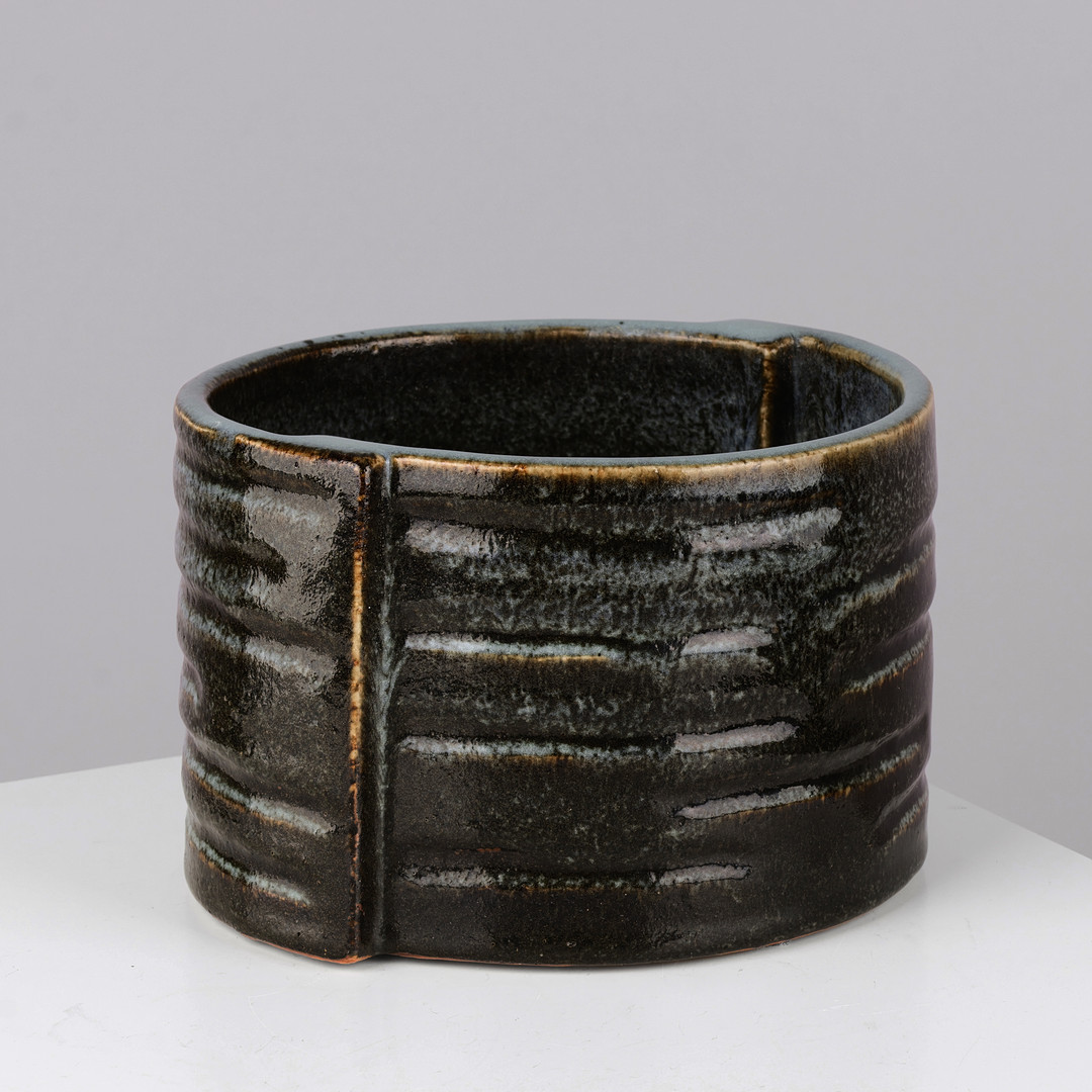 EVA STAEHR-NIELSEN. Cylinderformet stentøjskrukke i Sommerfugleglasur, modelnr. 22343, Royal Copenhagen, Danmark, formgivet i 1969.