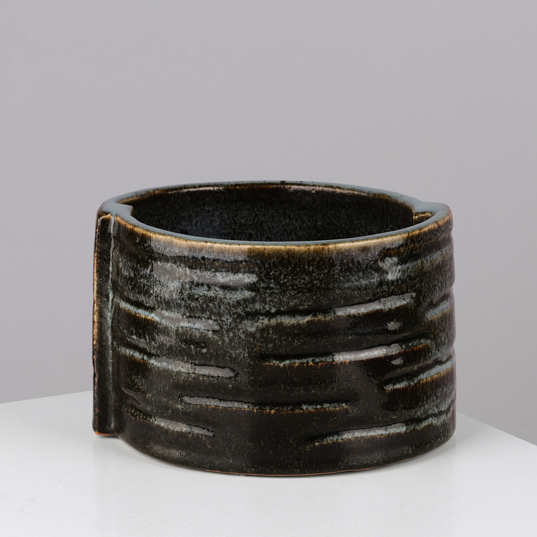 EVA STAEHR-NIELSEN. Cylinderformet stentøjskrukke i Sommerfugleglasur, modelnr. 22343, Royal Copenhagen, Danmark, formgivet i 1969.