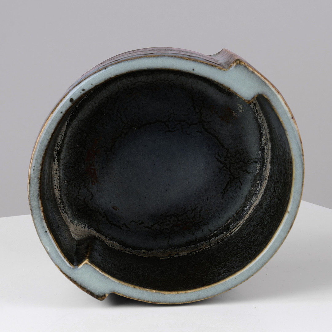 EVA STAEHR-NIELSEN. Cylinderformet stentøjskrukke i Sommerfugleglasur, modelnr. 22343, Royal Copenhagen, Danmark, formgivet i 1969.