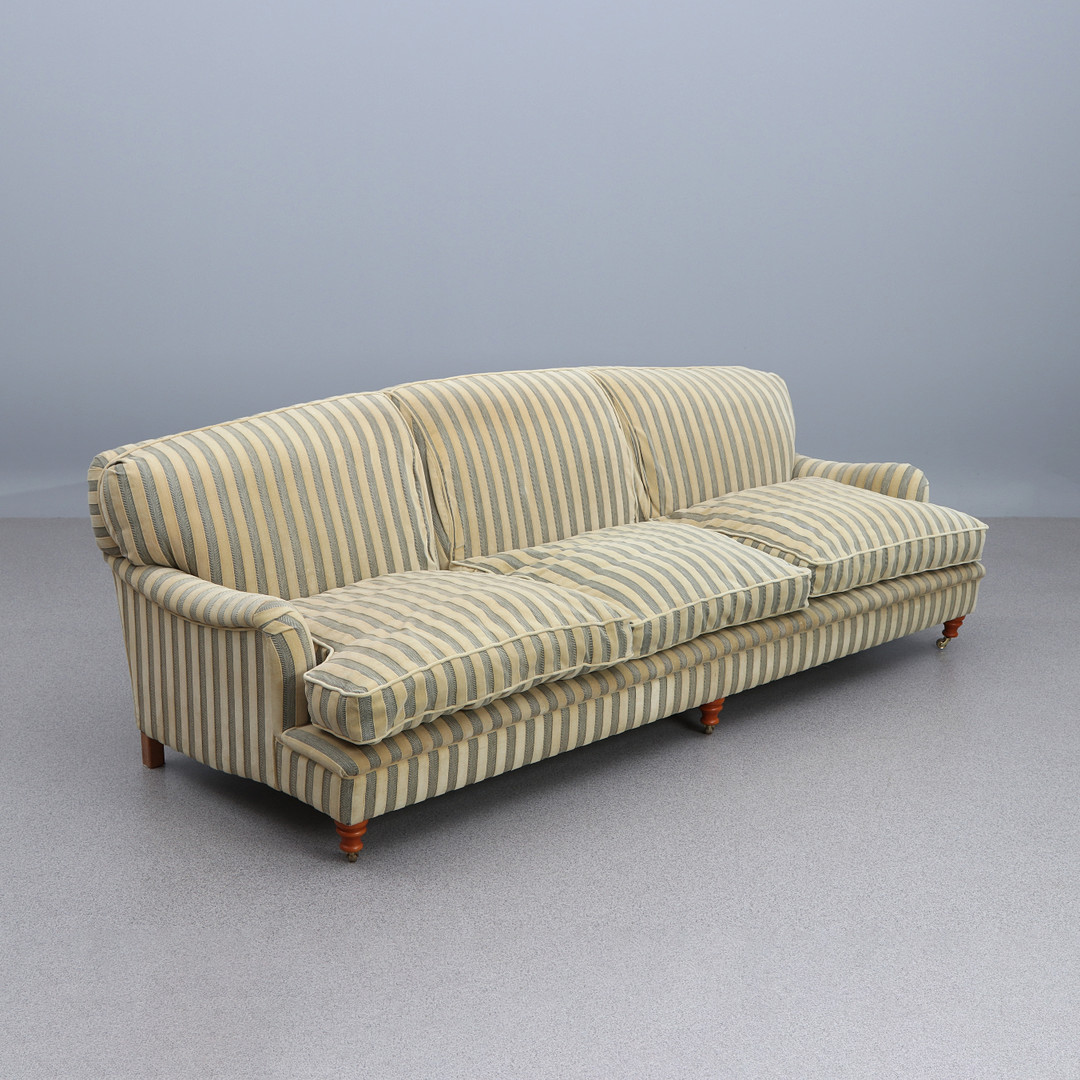 SOFFA, HOWARDMODELL. Lejongul randig plysch.