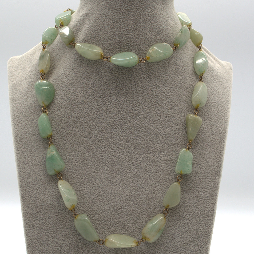 JADE-NUGGETS-HALSKETTE, UNREGELMÄSSIG GEFORMTEN PERLEN, POLIERTE OBERFLÄCHE, ENDLOSKETTE, 20. JAHRHUNDERT, CA. 82 CM.