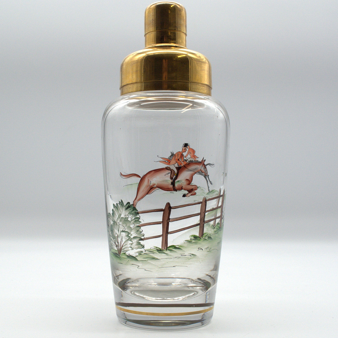 COCKTAIL SHAKER GLAS, HANDBEMALT MIT REITER SZENE, MESSING VERGOLDET. ENGLAND,20. JAHRHUNDERT.