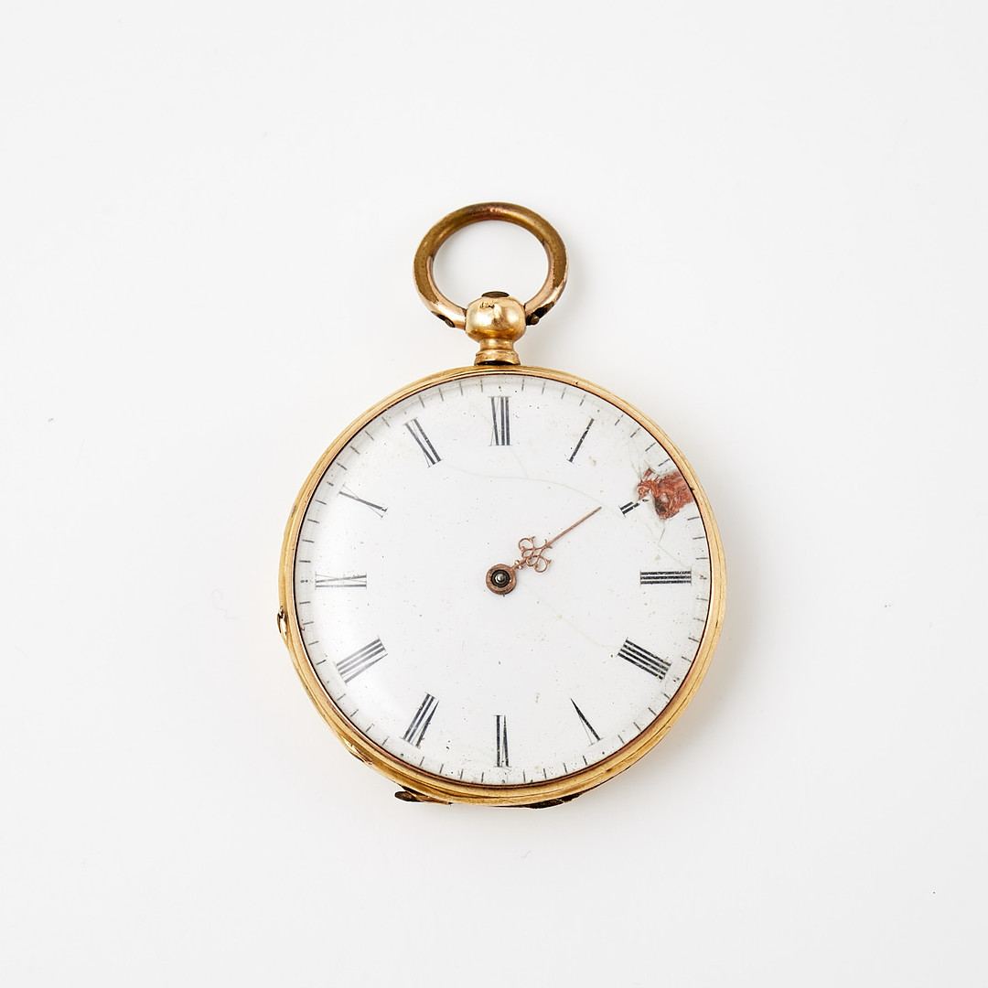 FICKUR, så kallat mormorsur, yttre boett i 18 k guld, inre boettlock metall, diameter ca 34 mm, emaljerad urtavla, 1900-talets början.