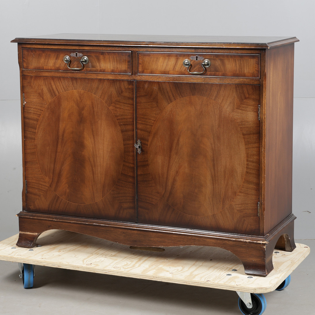A MAHOGANY EFFECT SIDE CUPBOARD IN THE GEORGE III STYLE.