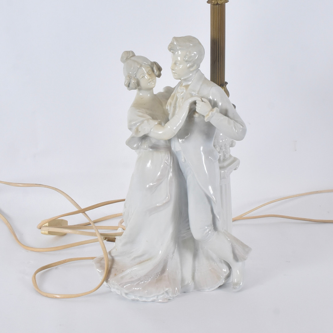 BORDSLAMPA, porslin och mässing, 1900-tal.