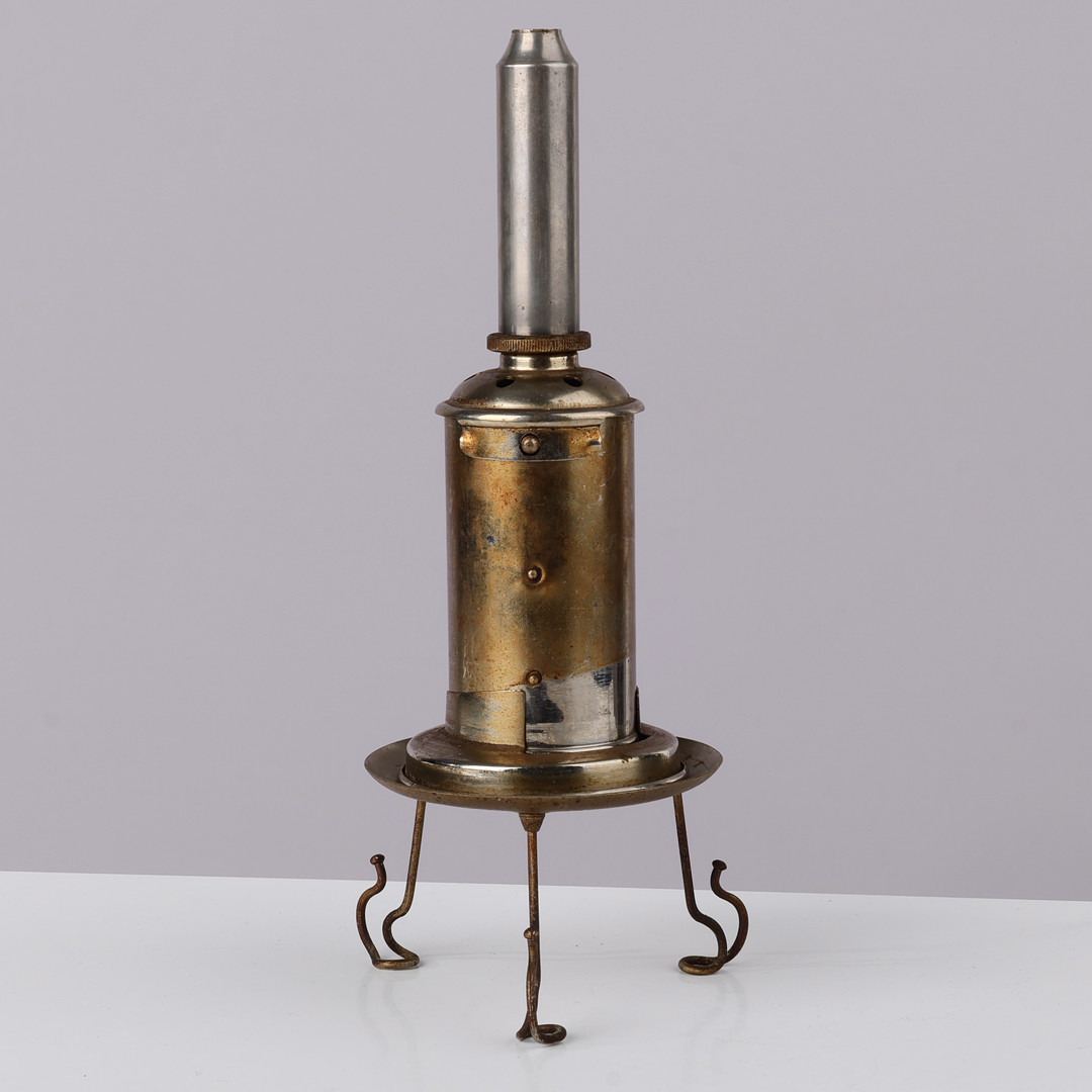 POUL HENNINGSEN. "PH 3/3", bajonetfatningshus af forniklet metal med trådbensstel, mærket "Patented", Louis Poulsen, Danmark, 1930'erne.