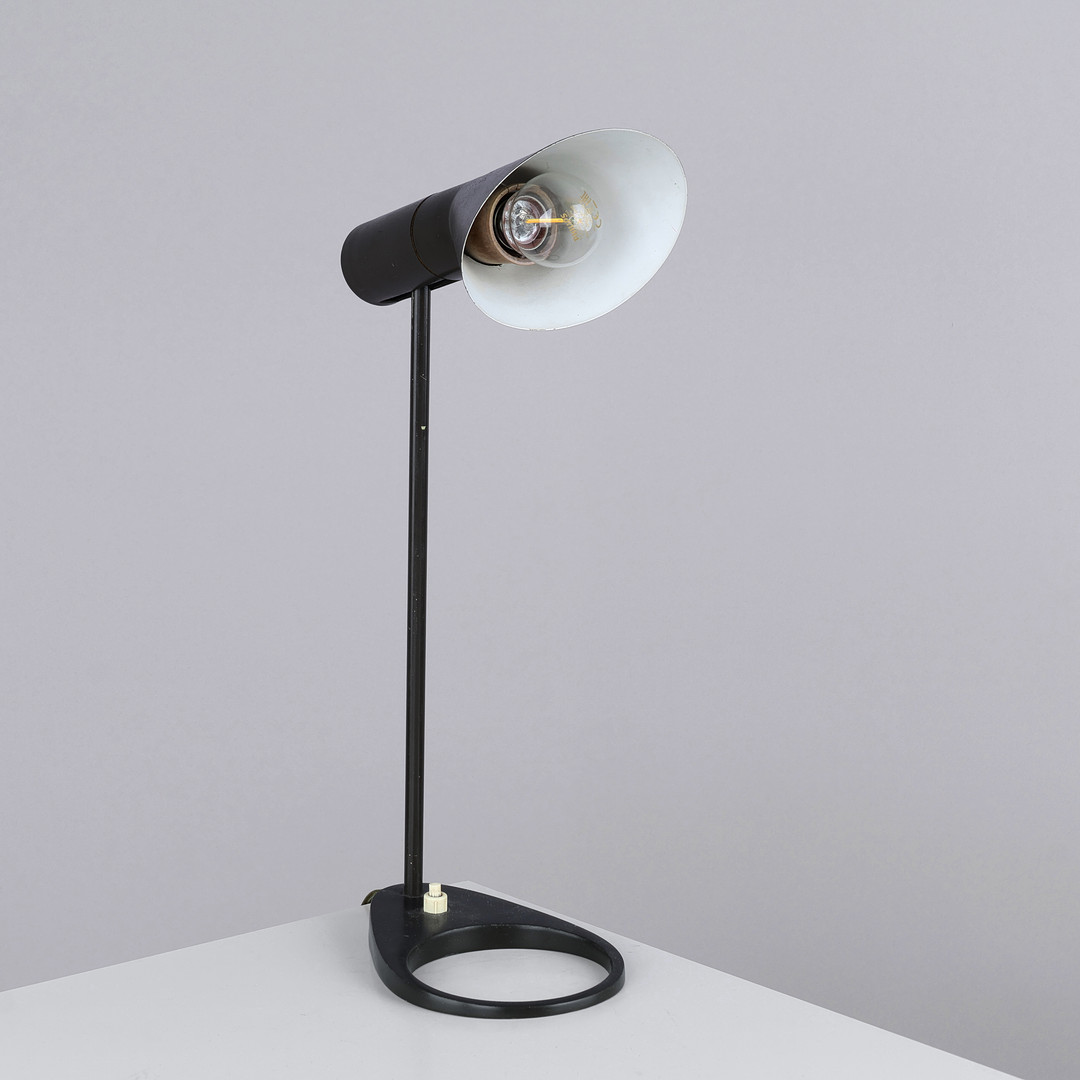 ARNE JACOBSEN. “AJ”. Bordlampe af brunlakeret metal. ' Tidlig lille model '. Udført og mærket hos Louis Poulsen.