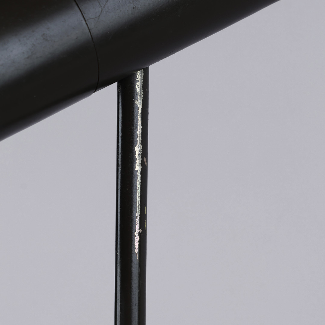 ARNE JACOBSEN. “AJ”. Bordlampe af brunlakeret metal. ' Tidlig lille model '. Udført og mærket hos Louis Poulsen.