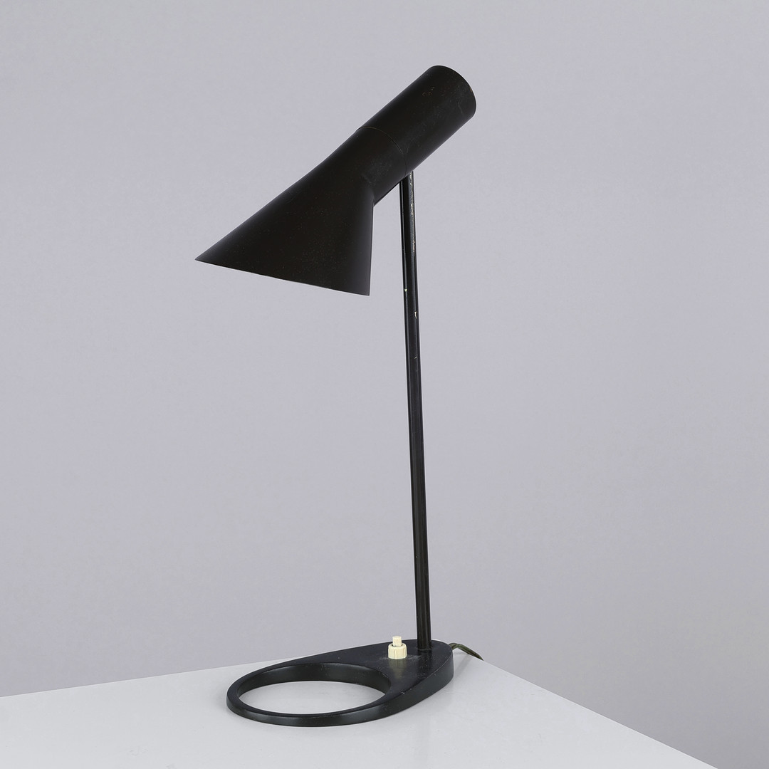 ARNE JACOBSEN. “AJ”. Bordlampe af brunlakeret metal. ' Tidlig lille model '. Udført og mærket hos Louis Poulsen.