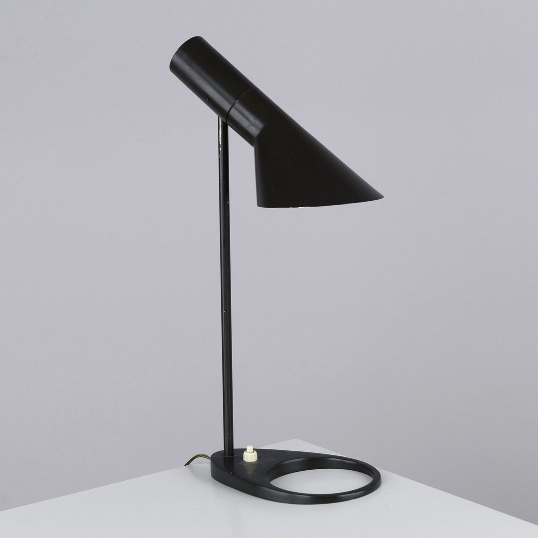 ARNE JACOBSEN. “AJ”. Bordlampe af brunlakeret metal. ' Tidlig lille model '. Udført og mærket hos Louis Poulsen.
