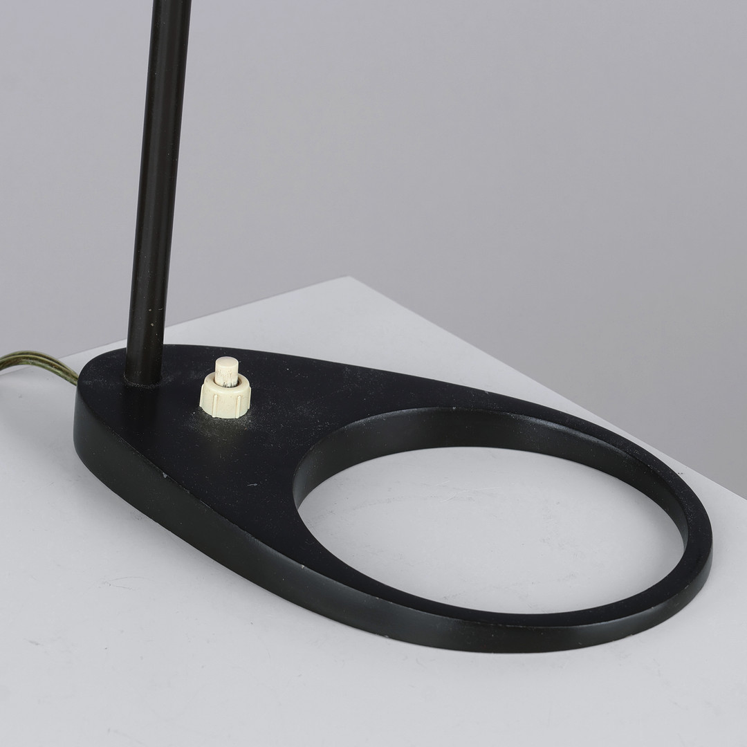 ARNE JACOBSEN. “AJ”. Bordlampe af brunlakeret metal. ' Tidlig lille model '. Udført og mærket hos Louis Poulsen.