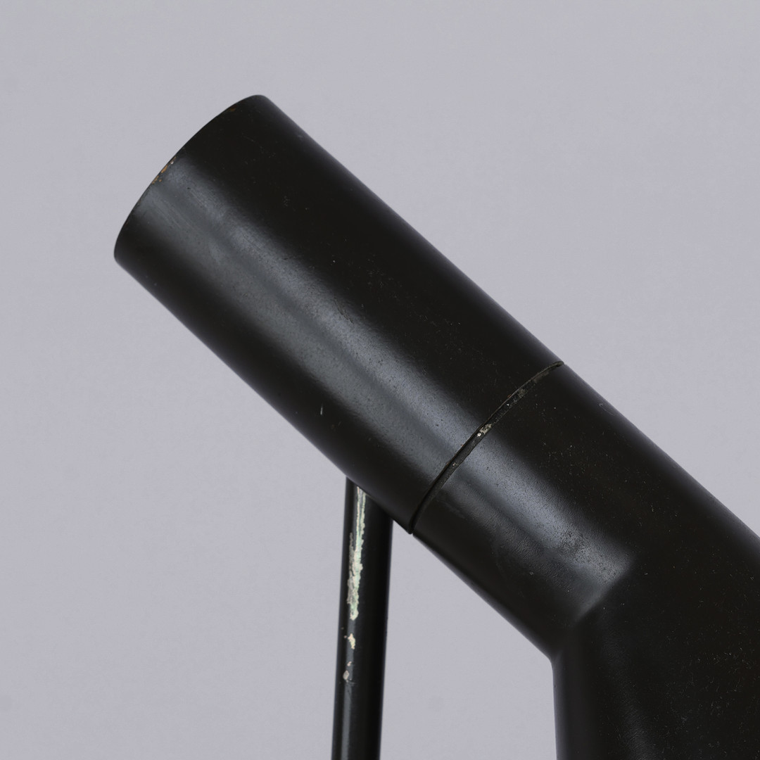 ARNE JACOBSEN. “AJ”. Bordlampe af brunlakeret metal. ' Tidlig lille model '. Udført og mærket hos Louis Poulsen.