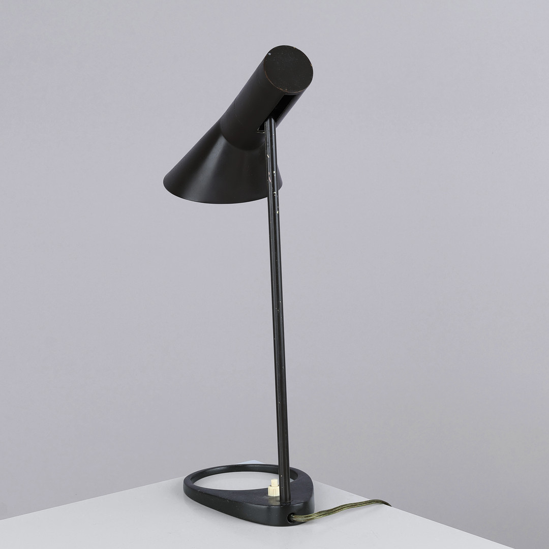 ARNE JACOBSEN. “AJ”. Bordlampe af brunlakeret metal. ' Tidlig lille model '. Udført og mærket hos Louis Poulsen.