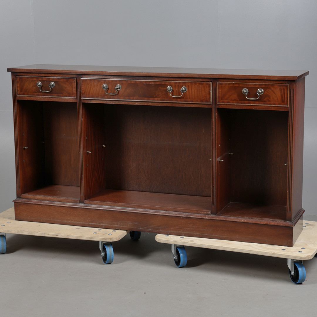 A GEORGE III STYLE MAHOGANY EFFECT BOOKCASE.
