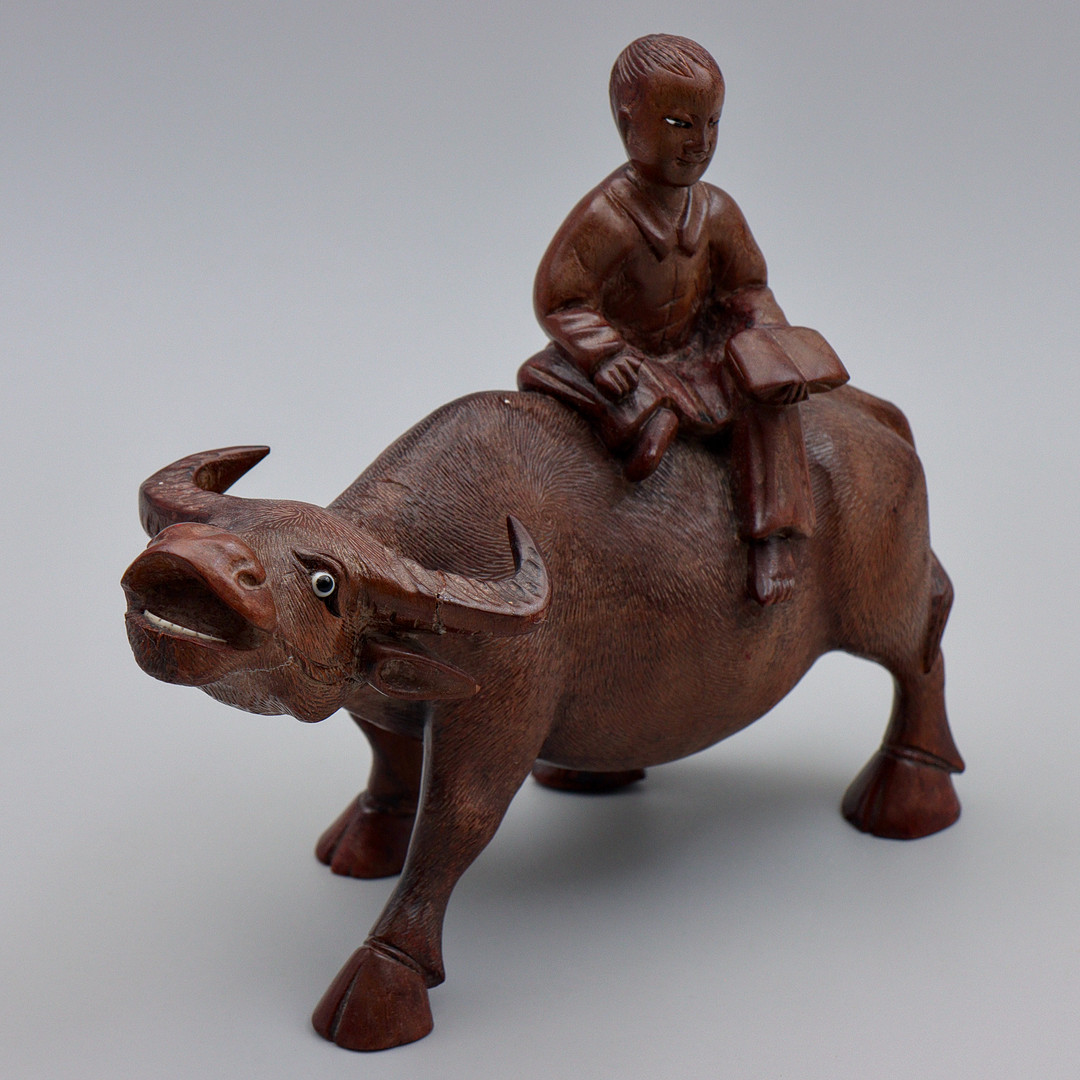 SNIDAD TRÄSKULPTUR "VATTENBUFFEL", KINA, 1900-TAL.