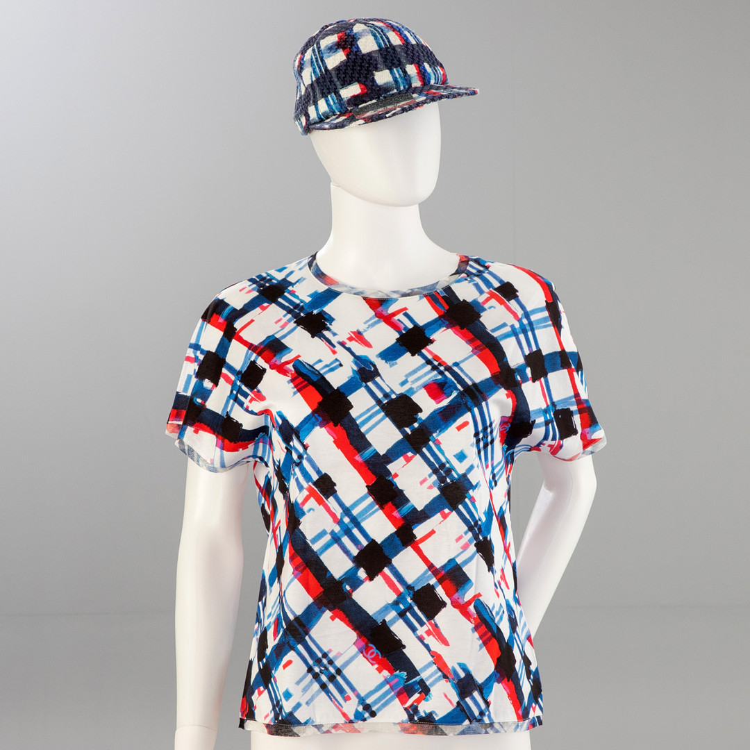 CHANEL. T-Shirt und Cap, Airlines Kollektion, Frühjahr 2016, FR 38.