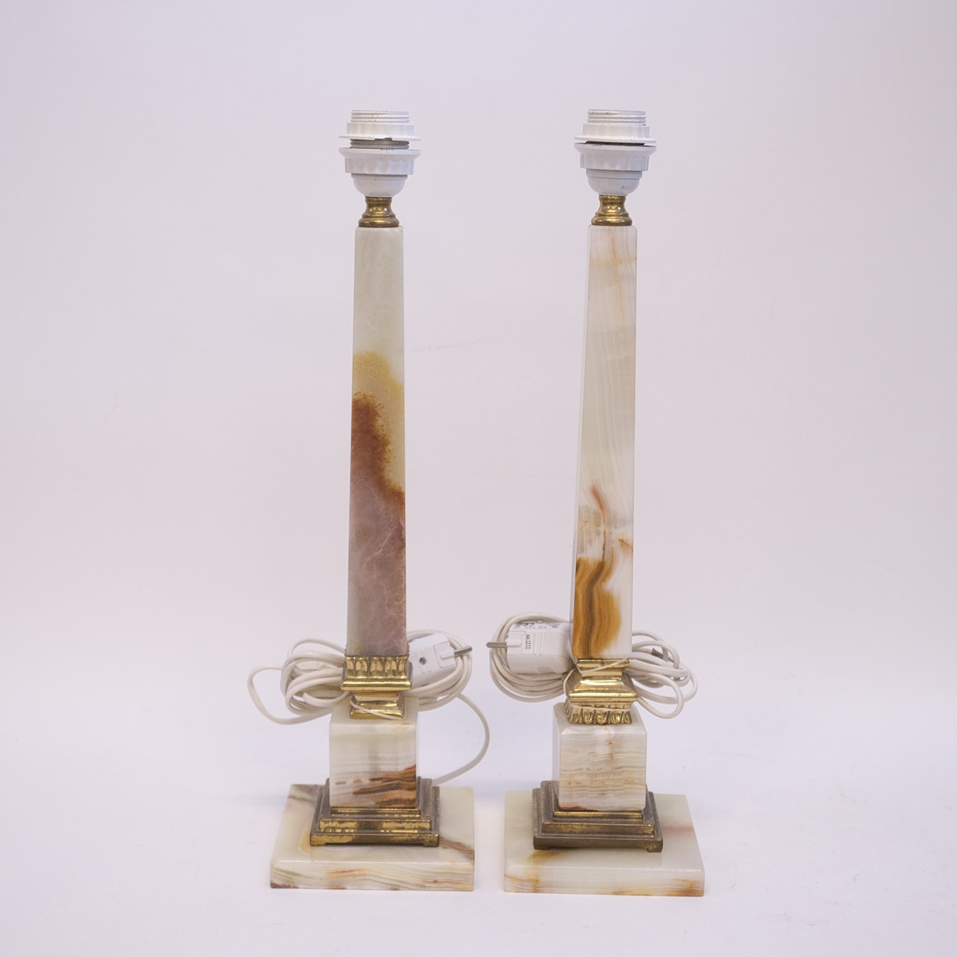 BORDSLAMPOR, ALABASTER, ETT PAR.