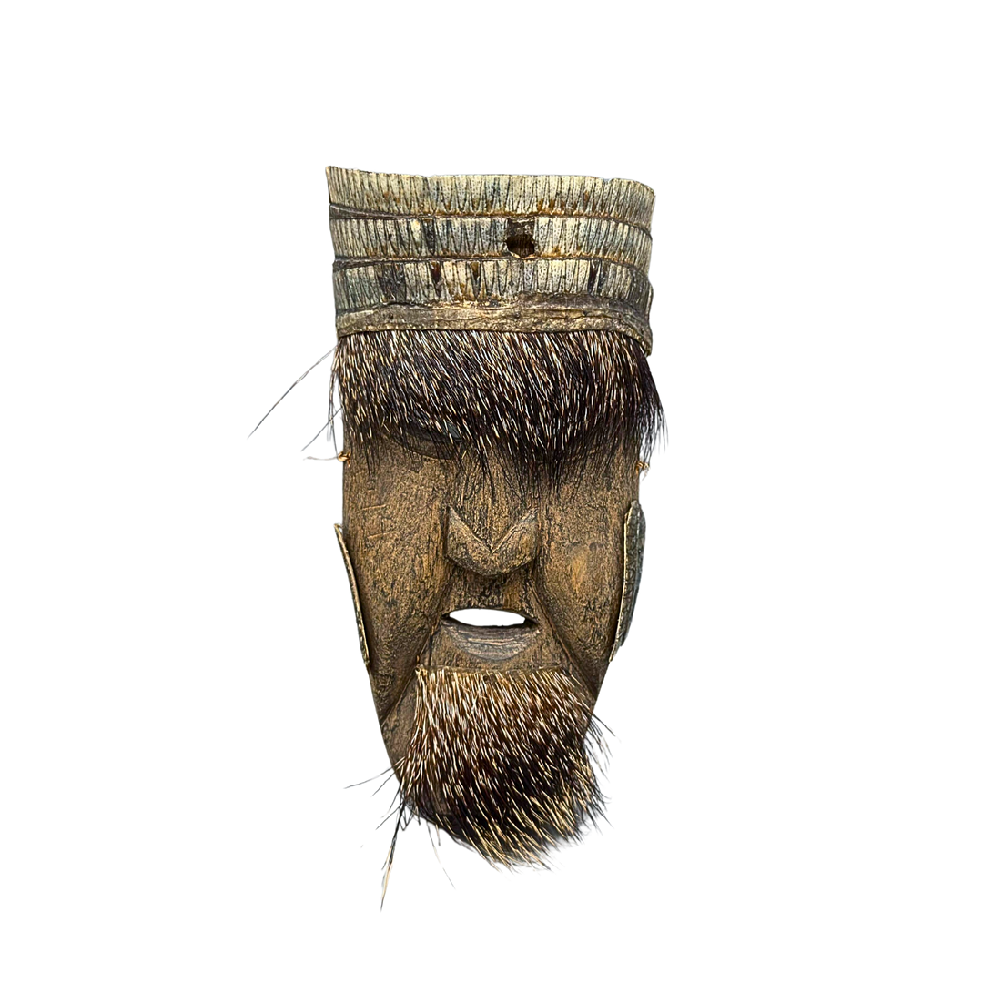 HOLZMASKE MIT DACHSHAAREN UND KOPFSCHMUCK AUS TIERISCHEN KNOCHEN.
