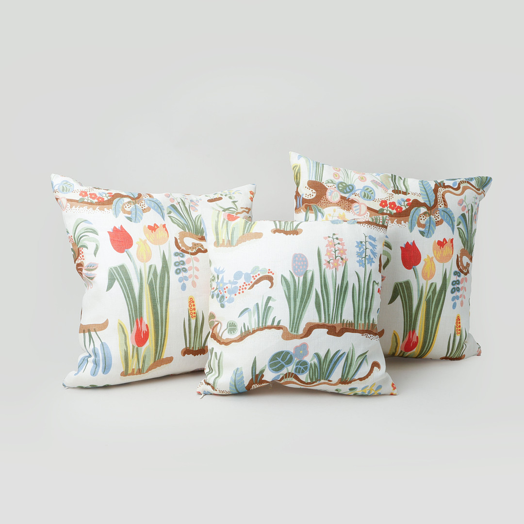 KUDDAR, 3 st, klädda i "Primavera" formgivet av Josef Frank.