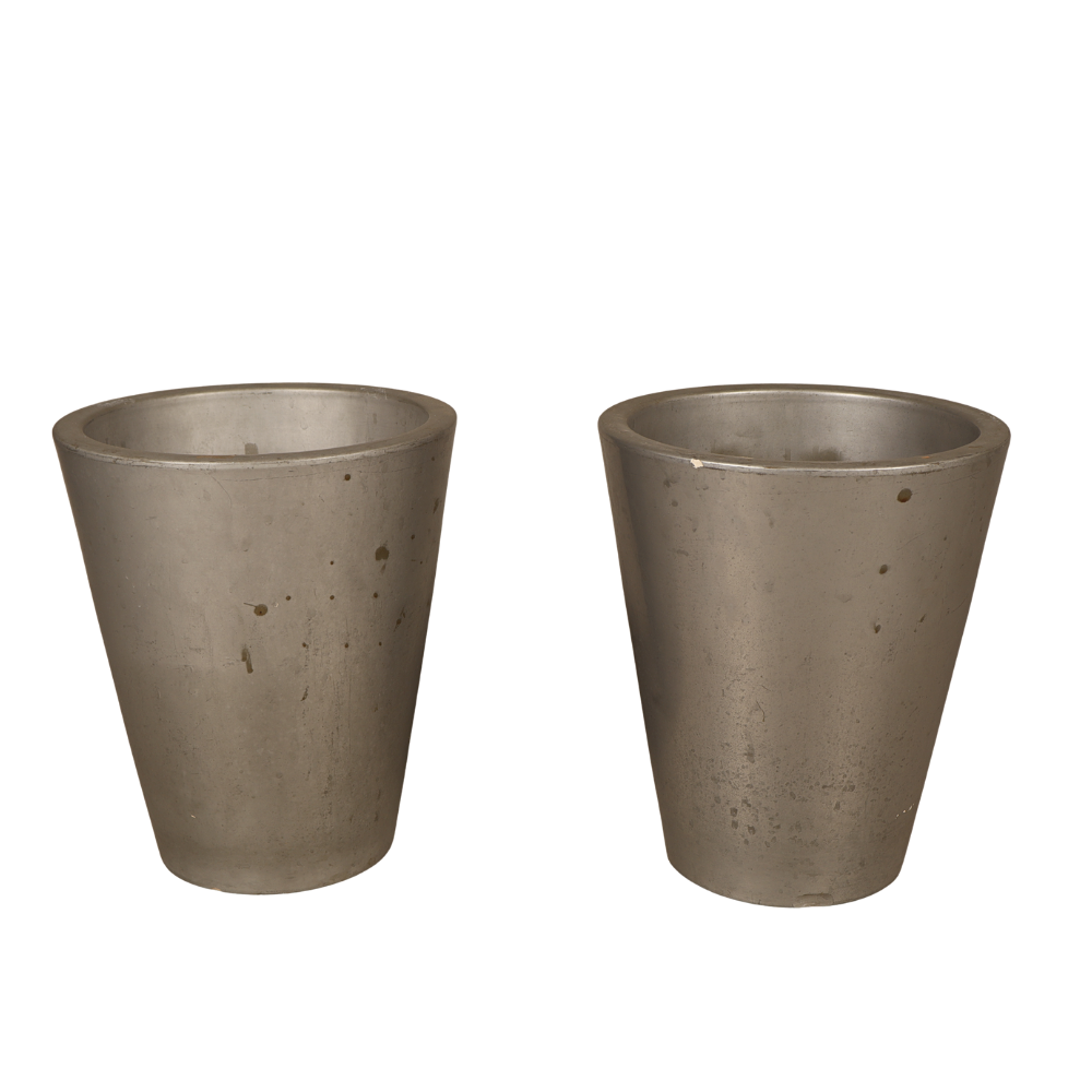 Dos maceteros o botelleros.