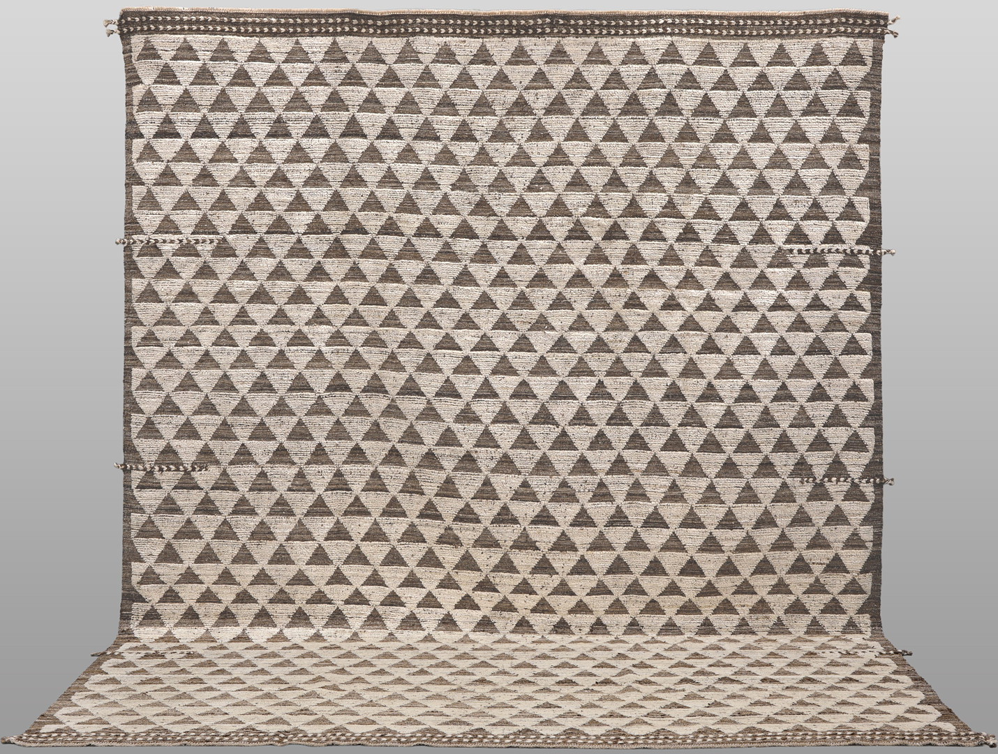 ORIENTMATTA, marockansk design, dekor av tofsar, ca 290 x 253 cm.