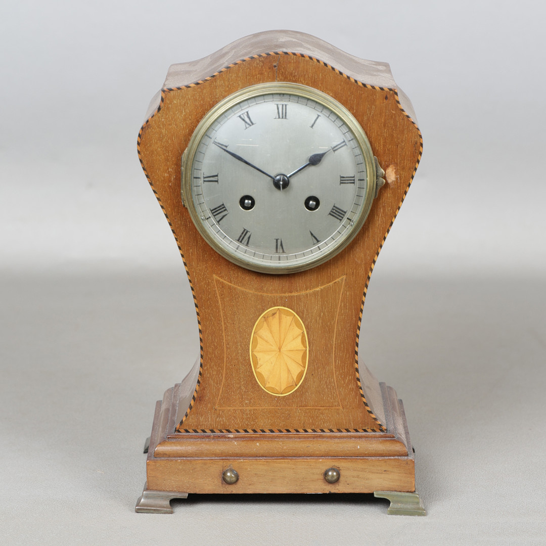 AN EDWARDIAN MAHOGANY AND INLAID MANTEL CLOCK.