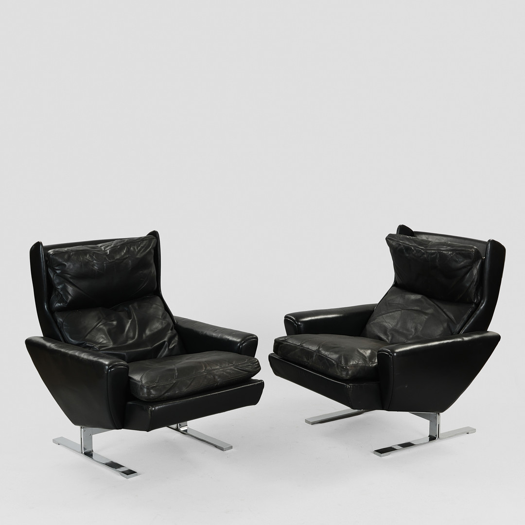 GEORG THAMS. Et par lænestole betrukket med sort skind, understel af forkromet stål, model nr. 63, Vejen Polstermøbelfabrik, Danmark, 1960'erne, (2).