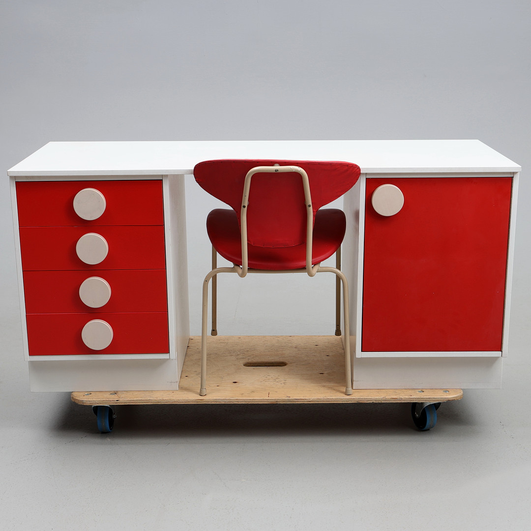 SKRIVBORD. Trä, 1970-tal, med stol.