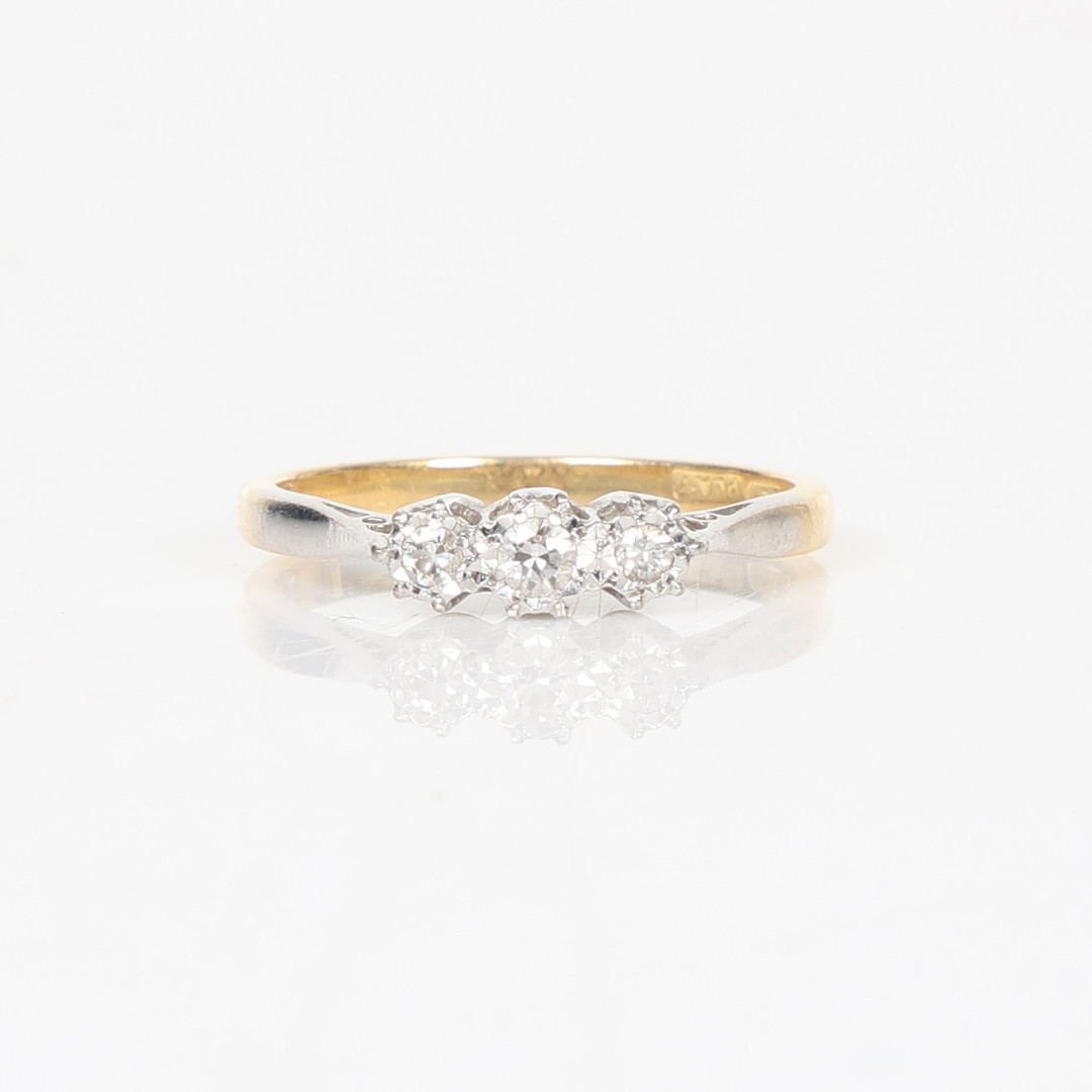 AN 18 CARAT GOLD & DIAMOND TRILOGY RING.