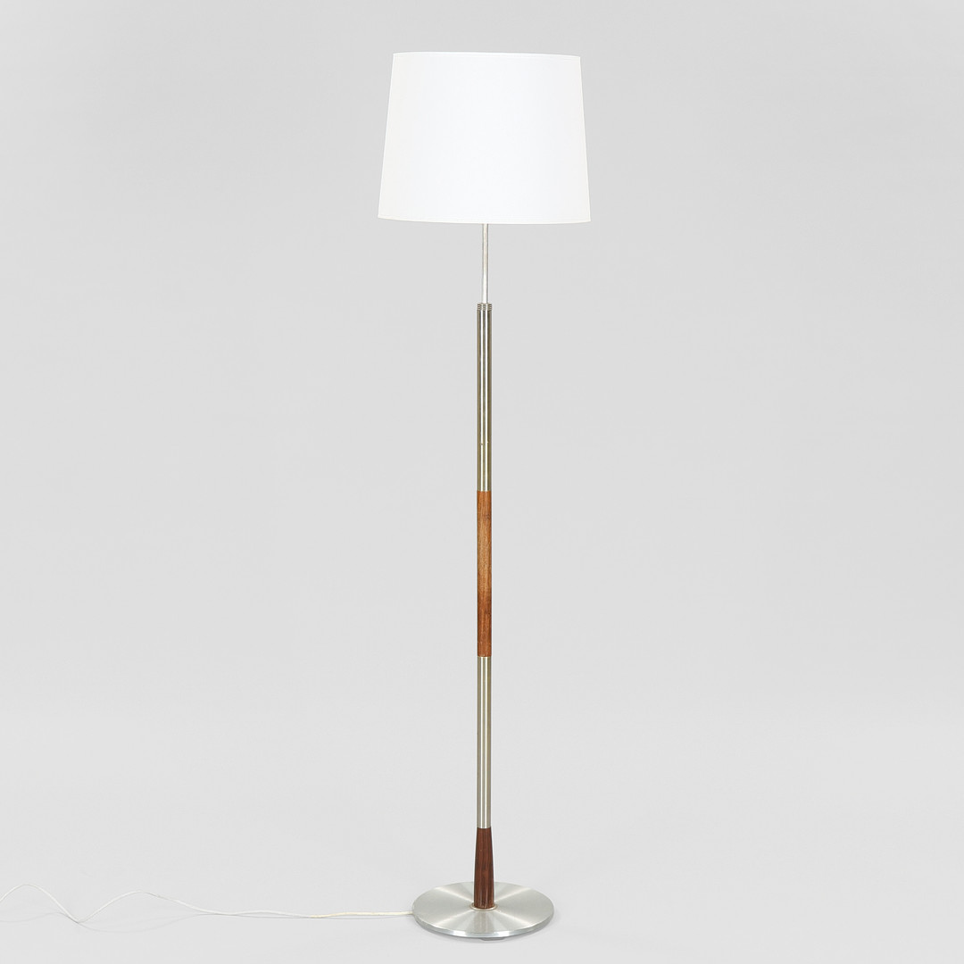 Standerlampe med stamme af stål og palisander på rund fod, Laoni Belysning, Danmark, 1960/1970'erne.