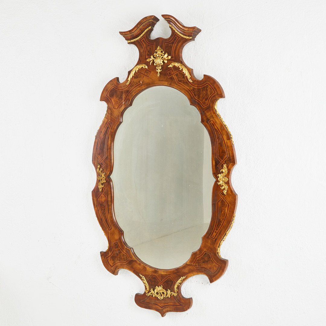 SPEGEL, 1800-talets slut, fanérad i valnöt och valnötsrot, förgyllda beslag.