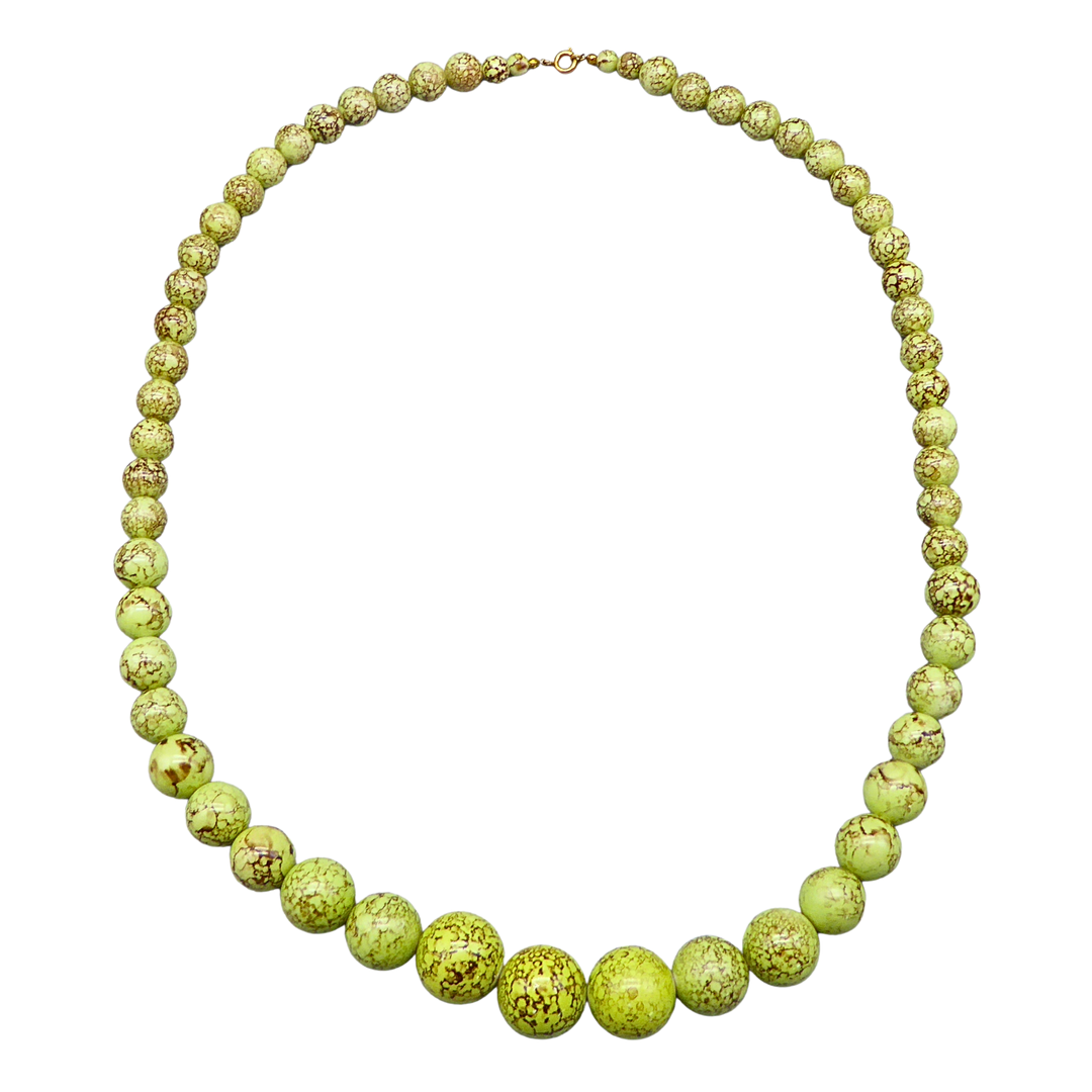 GRÜNE PERLENKETTE MIT MUSTER.