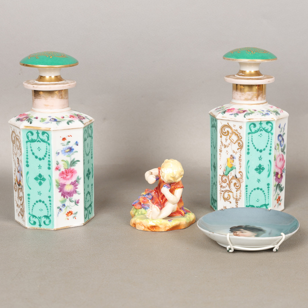 FOUR ITEMS OF 19TH CENTURY AND LATER PORCELAIN (4).