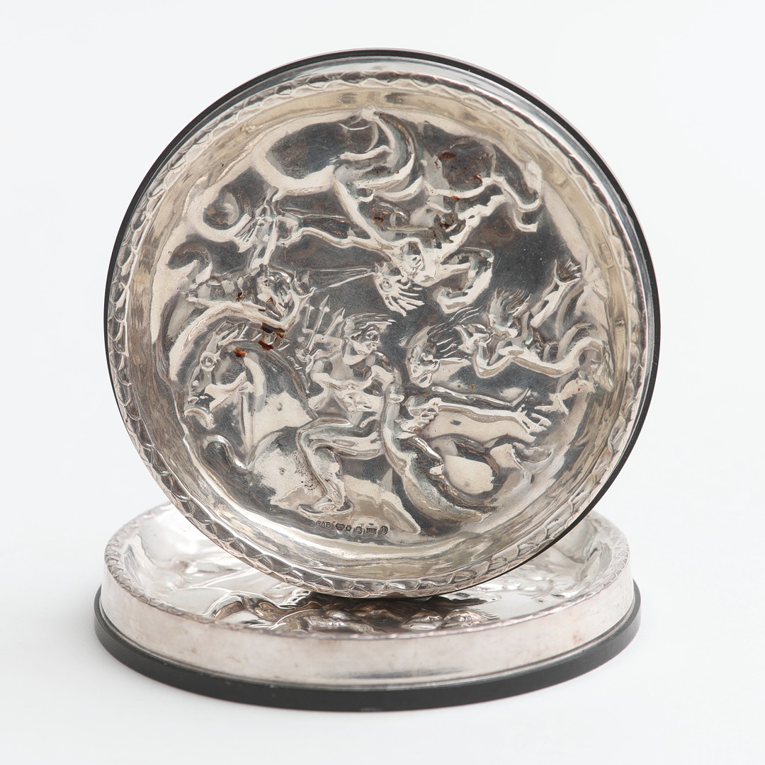 KARL HULTSTRÖM. Fat 2 st, silver med bakelit-botten, "Vindarnas lek", GAB, 1953.