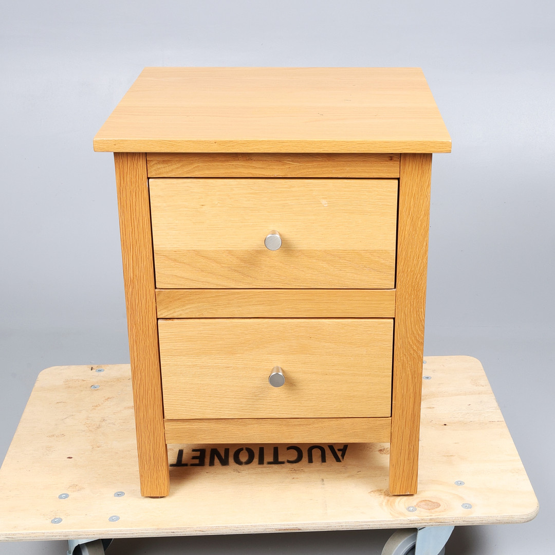 CONTEMPORARY OAK BEDSIDE TABLE.