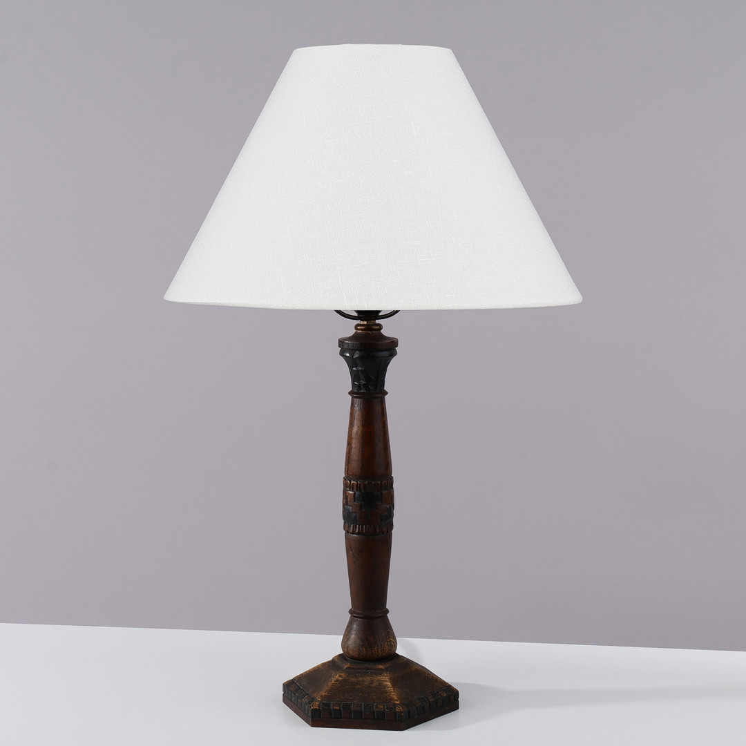 Bordlampe af træ med udskæringer, signeret og dateret 1928.