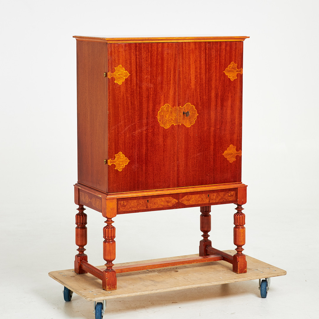 AB WALFRID SVENSSON & CO. SKÅP Swedish Modern, AB Walfrid Svensson & Co, Karlstad, 1900-talets första hälft, omärkt, mahogny, björk, rotfaner, intarsiadekor med riddare och flora. 2 lådor nedtill, inrede med hyllplan och lådor.