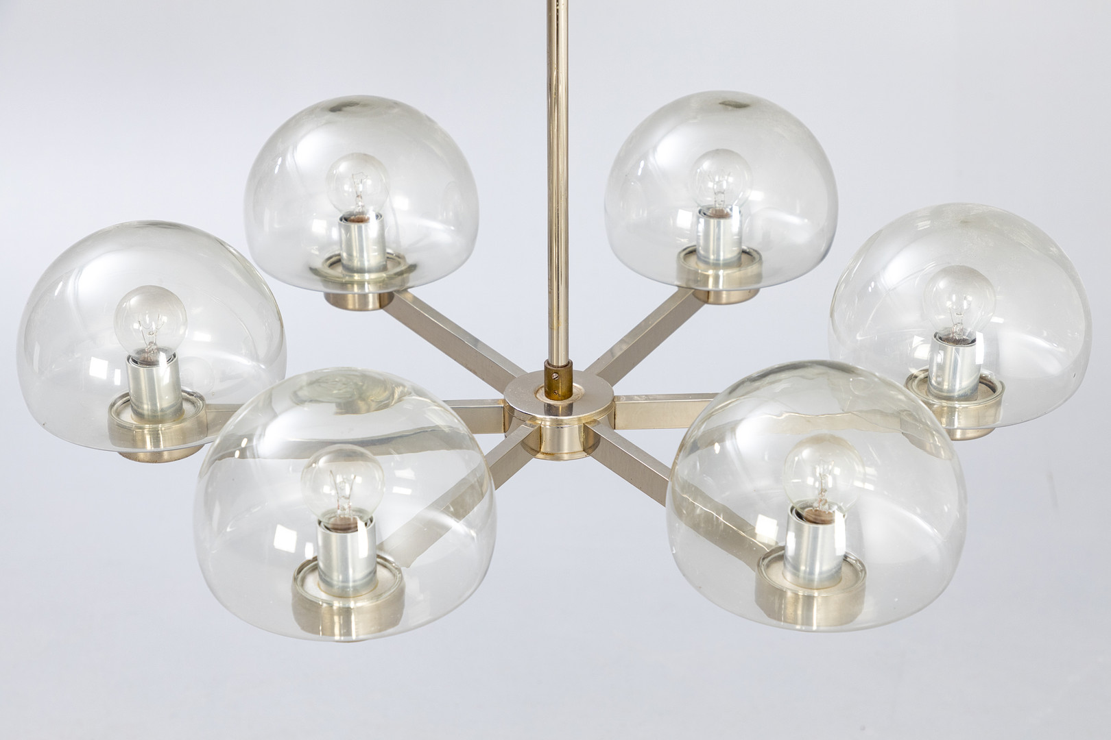 Kronleuchter mit Glaskuppeln, wohl Schweden, 1960-1970er Jahre.