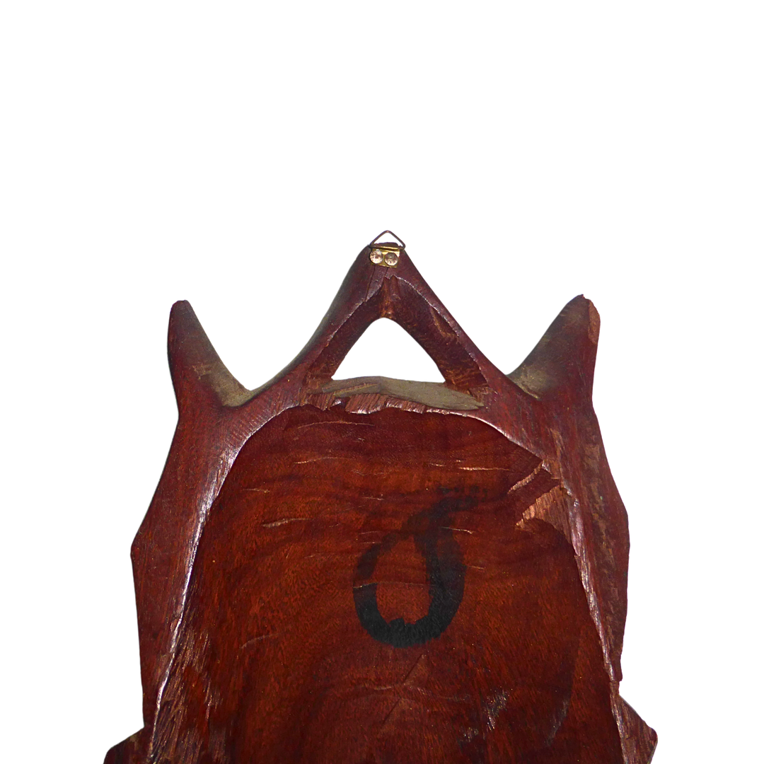 GESCHNITZTE WANDMASKE AUS HOLZ.