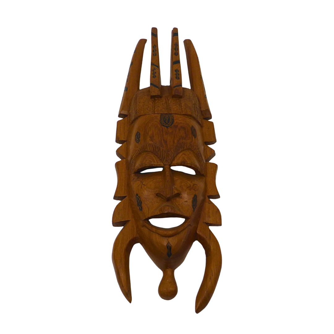 GESCHNITZTE HOLZMASKE MIT GEOMETRISCHEM DEKOR.