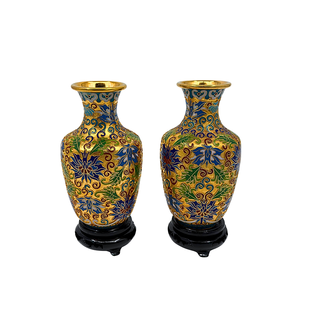 PAAR CHINESISCHER CLOISONNÉ-VASEN AUF HOLZSTÄNDER.