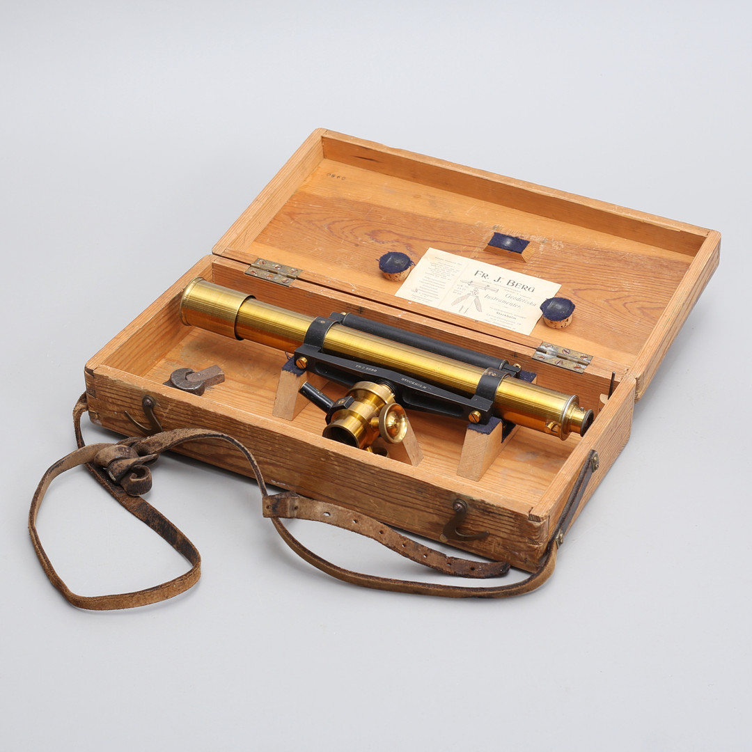 AVVÄGNINGSINSTRUMENT i trälåda, Fr.J. Berg Stockholm.