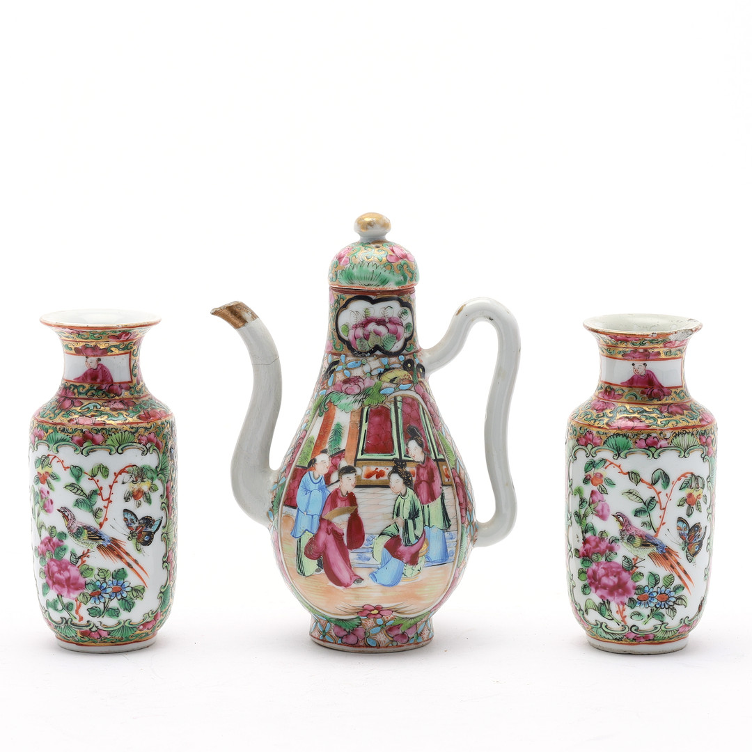 KANNA SAMT VASER 2 stycken, Kina, Kanton, sent 1800-tal, porslin.